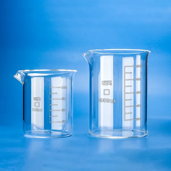 Two clear high-purity quartz beakers with spouts and volume graduations, in 100ml and 1000ml sizes, on a blue background.